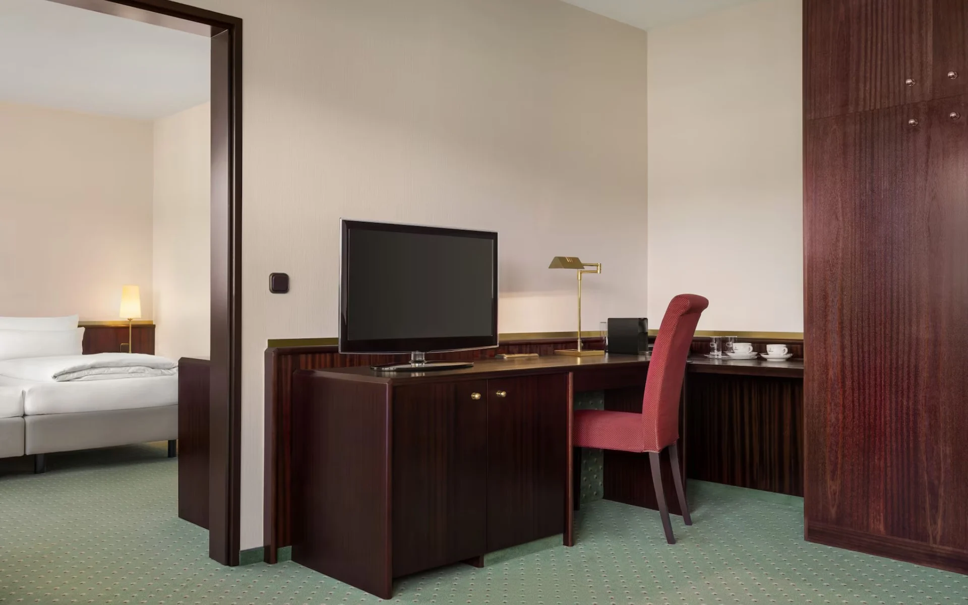 57361 suite 4